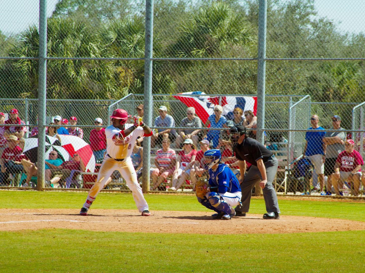 Un bateador se encuentra en la base durante el Snowbird Baseball Classic en Port Charlotte, Florida