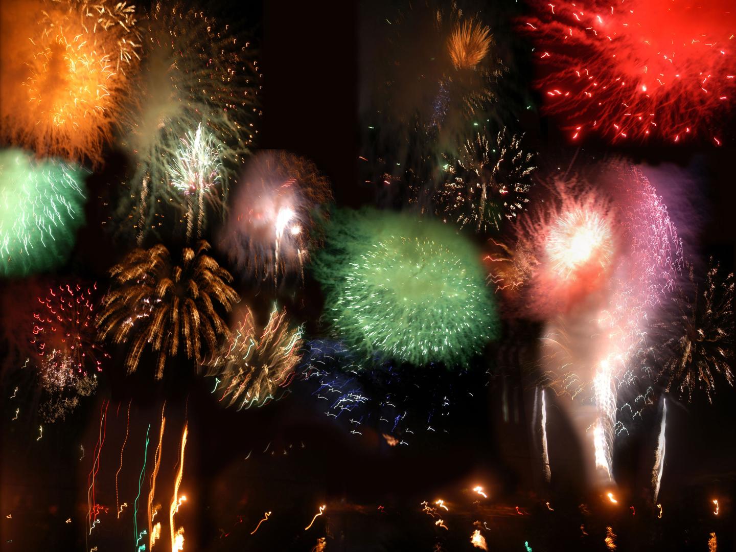 Coloridos fuegos artificiales llenan el cielo de Punta Gorda, Florida