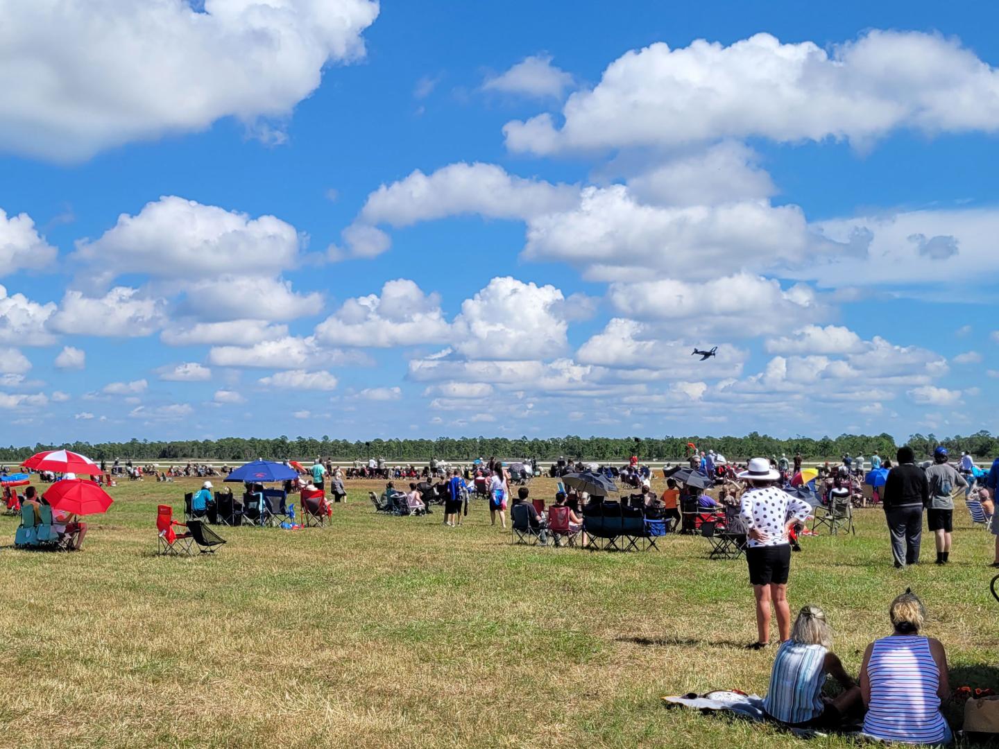 Una multitud ve un avión volando sobre el Punta Gorda Airport en el Florida International Air Show