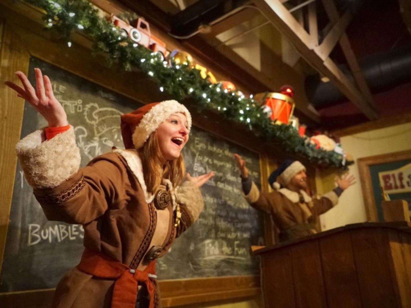 アリゾナ州フラッグスタッフの北極体験で来場者を迎えるエルフに扮したプレゼンターたち