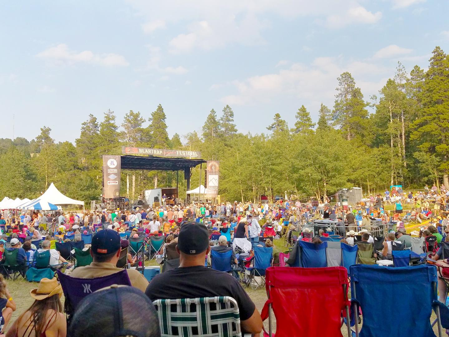 在怀俄明州卡斯珀 Beartrap Summer Festival 夏日嘉年华观看现场音乐表演