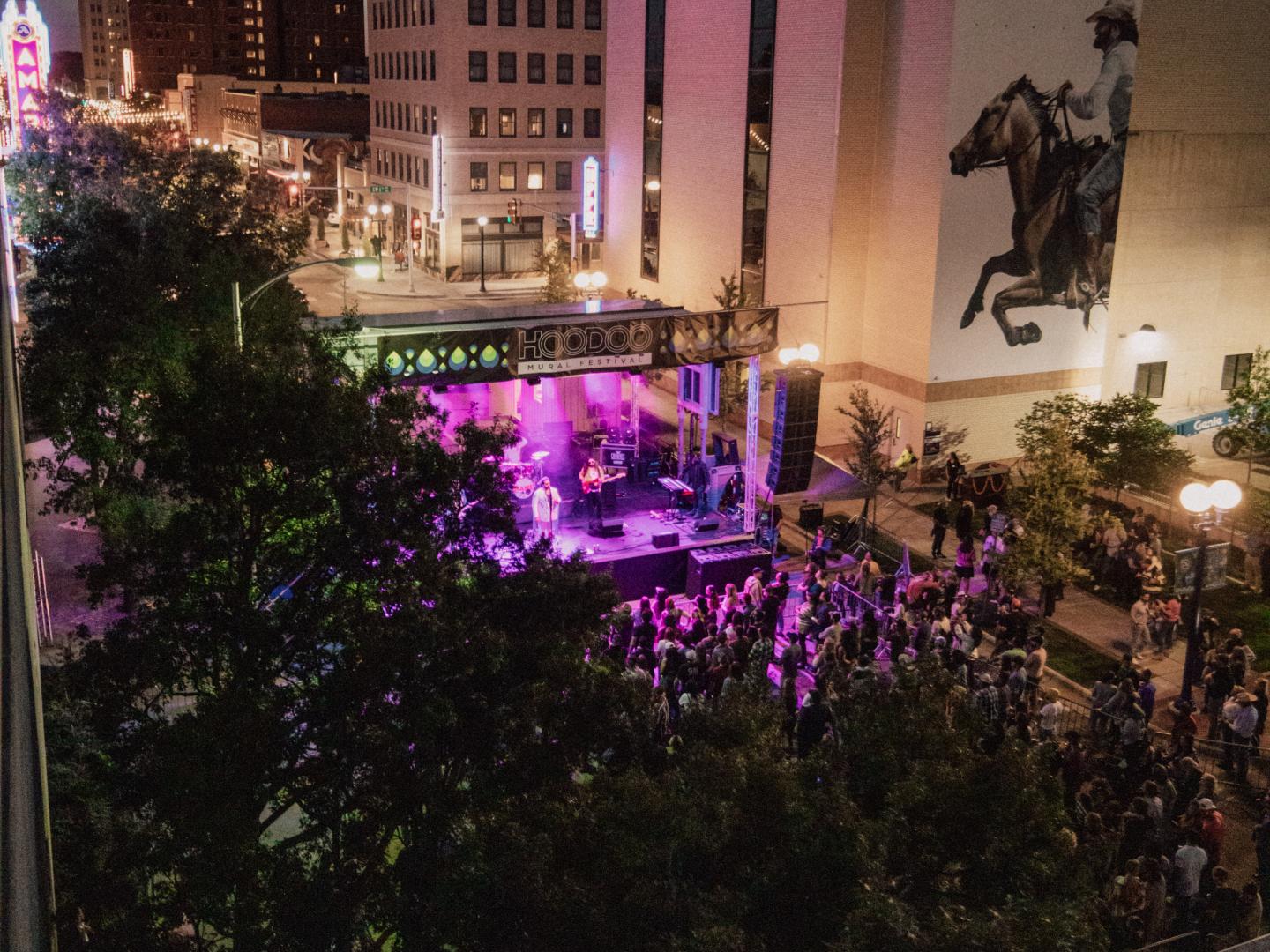 Entretenimiento en el HOODOO Mural Festival anual en Amarillo, Texas
