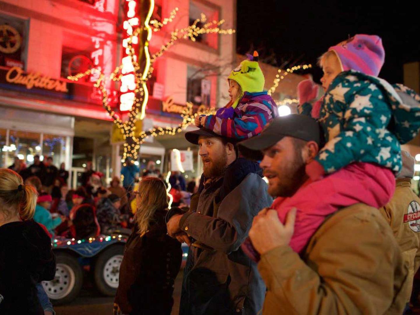 Todas las edades disfrutan del Desfile de Navidad en el centro de Casper, Wyoming