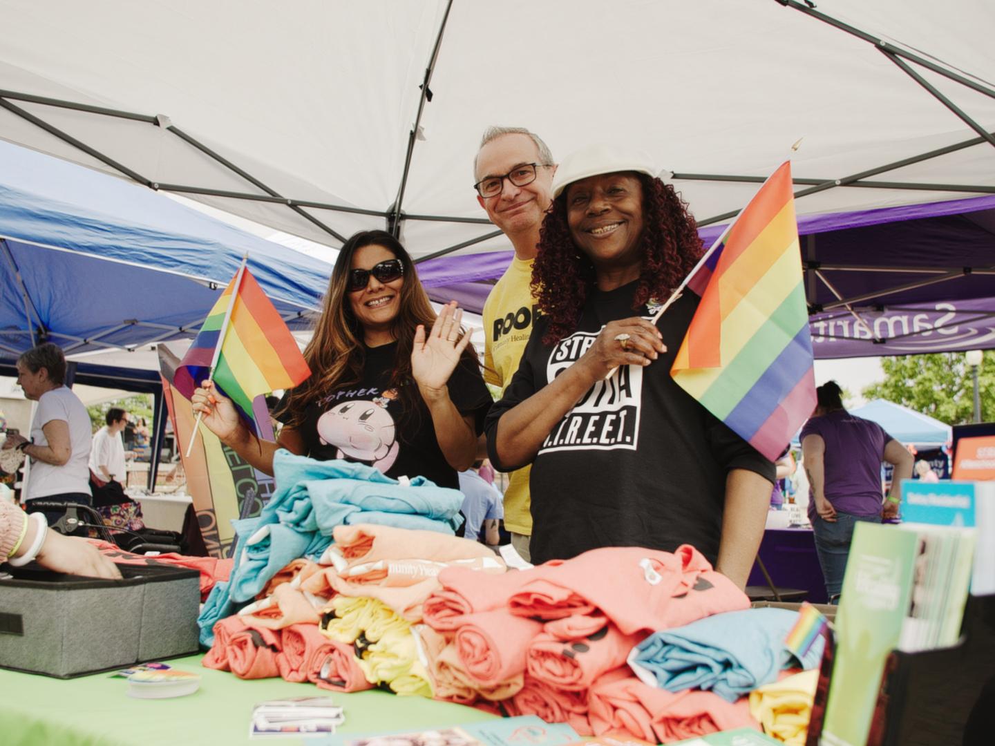 ミシガン州のカラマズープライドでお祝いをするフェスティバル参加者