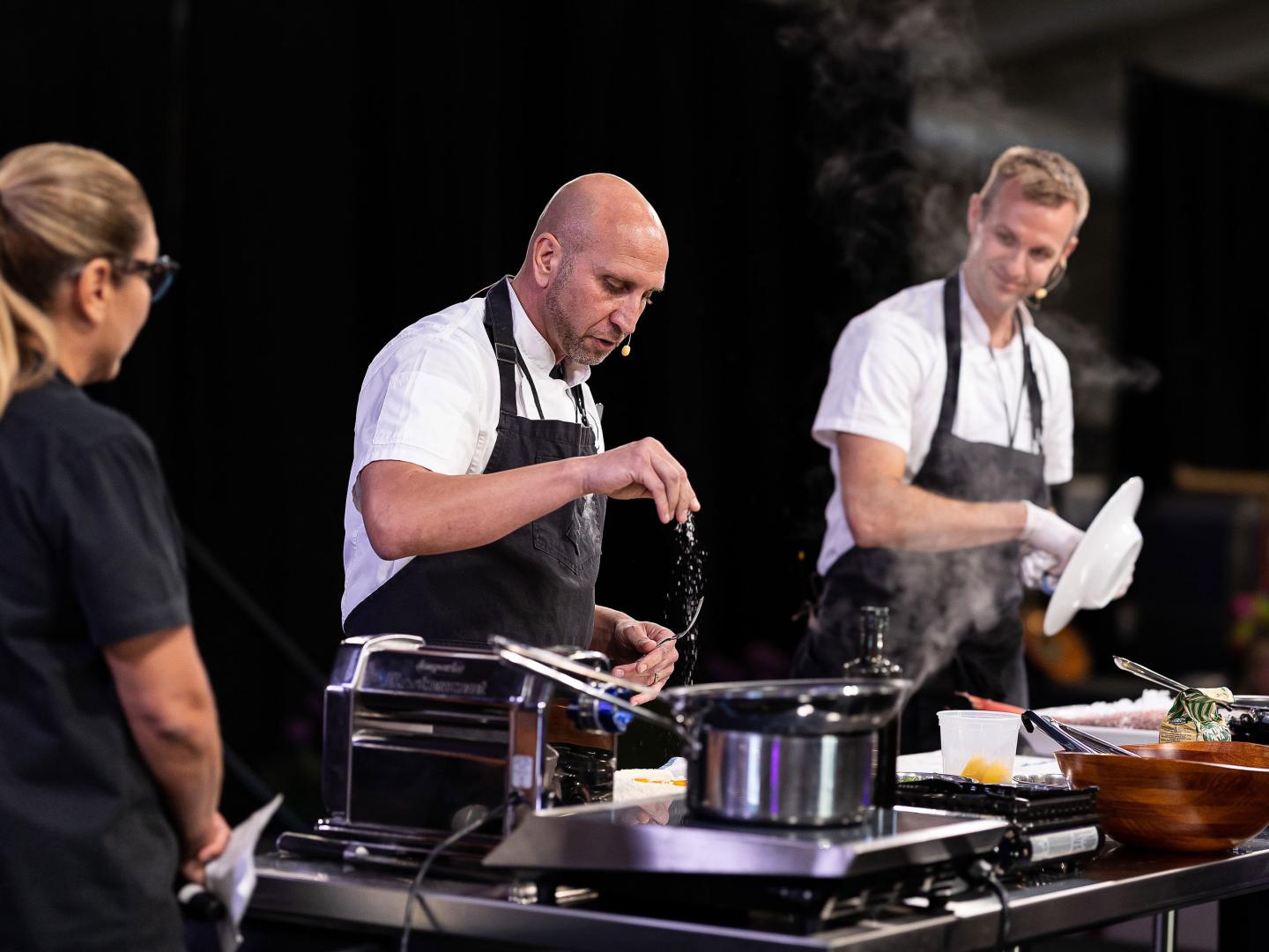 在佛罗里达州奥卡拉的奥卡拉美食与美酒节上，厨师们比拼起各自的厨艺