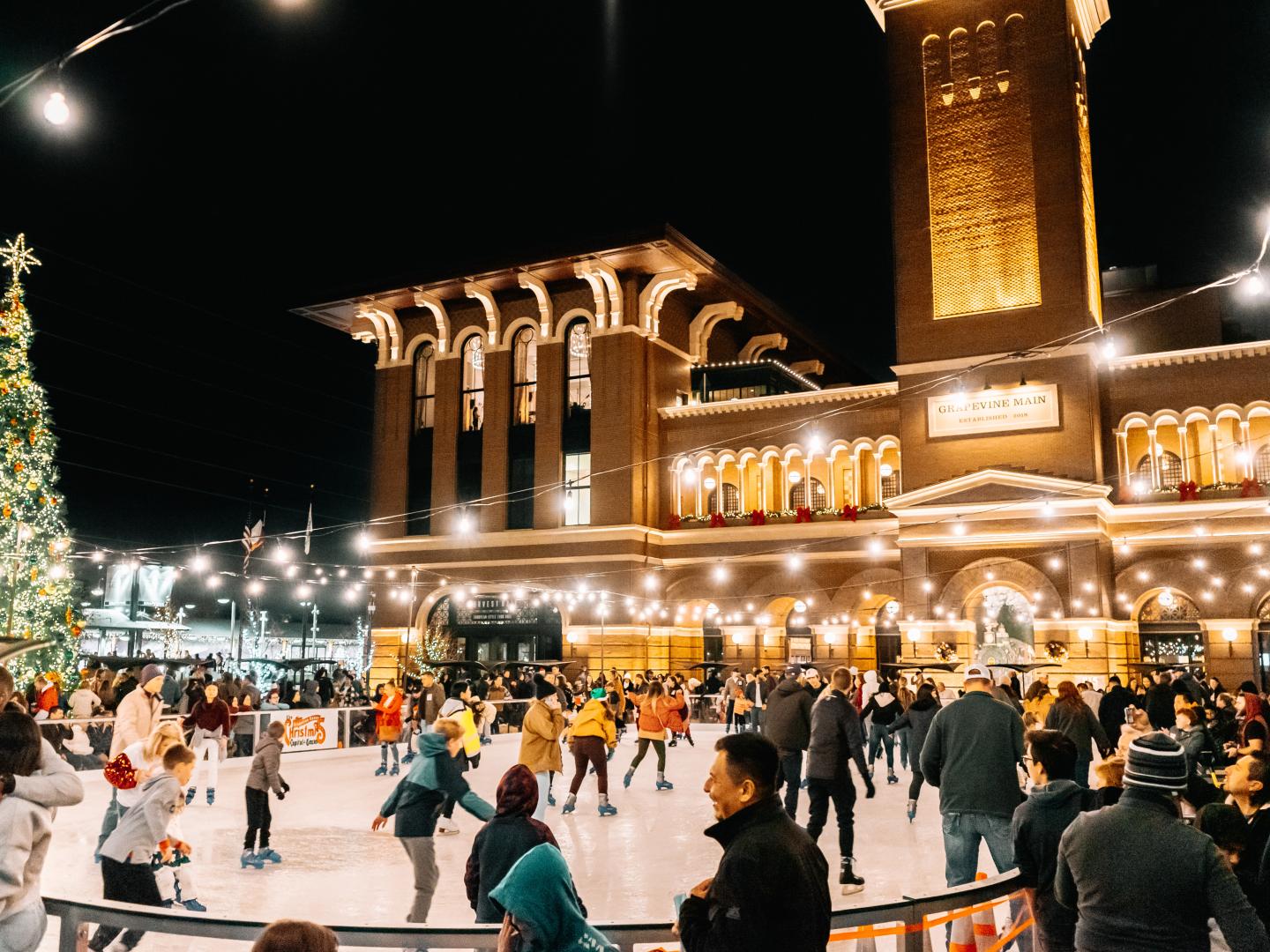 テキサス州グレープバインのクリスマス・キャピタル・オブ・テキサスのイベント期間中、スケートをしながらクリスマス電飾を楽しめます