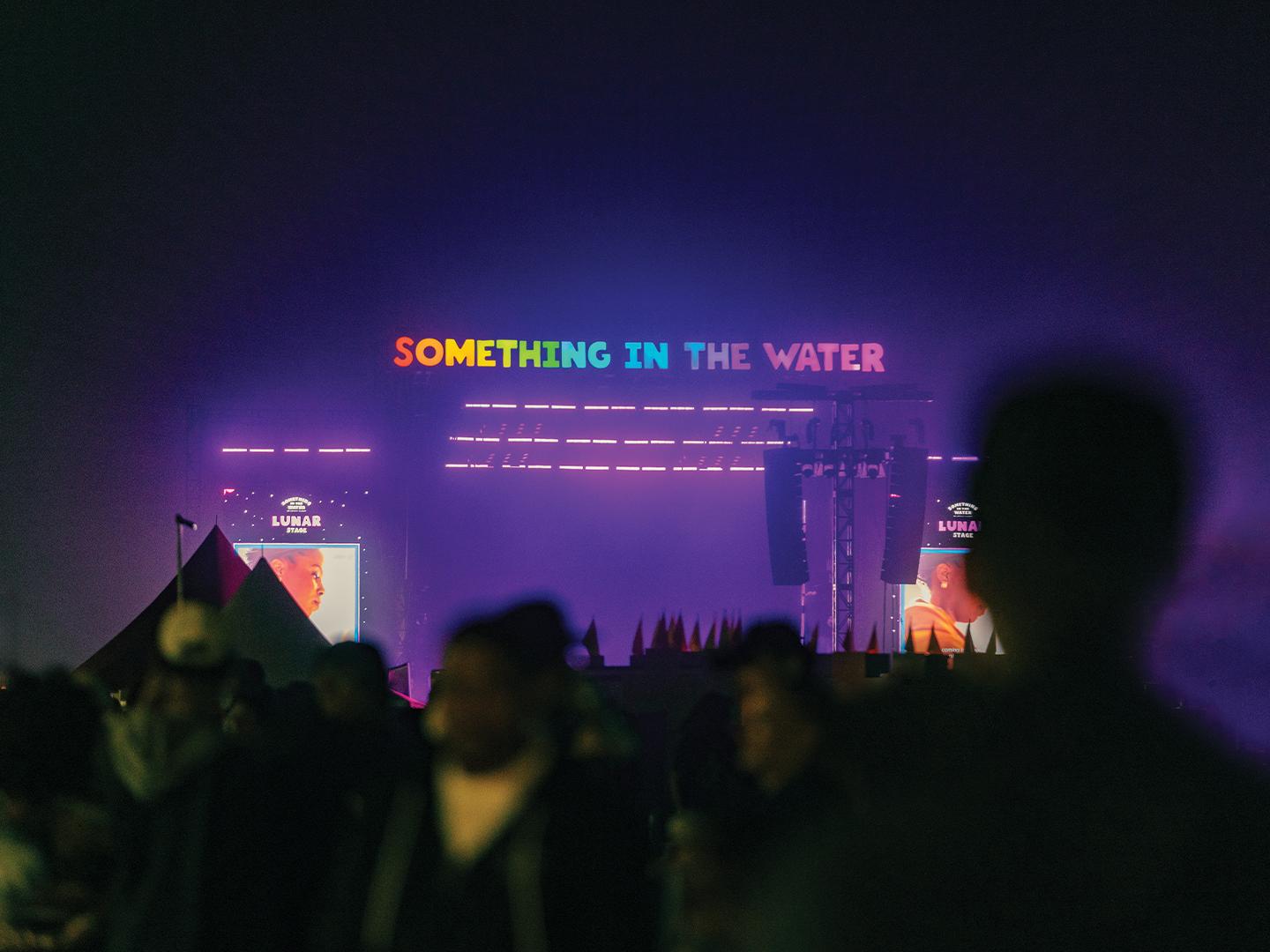 在弗吉尼亚州弗吉尼亚海滩的 Something in the Water Music Festival 音乐节感受现场演出的魅力