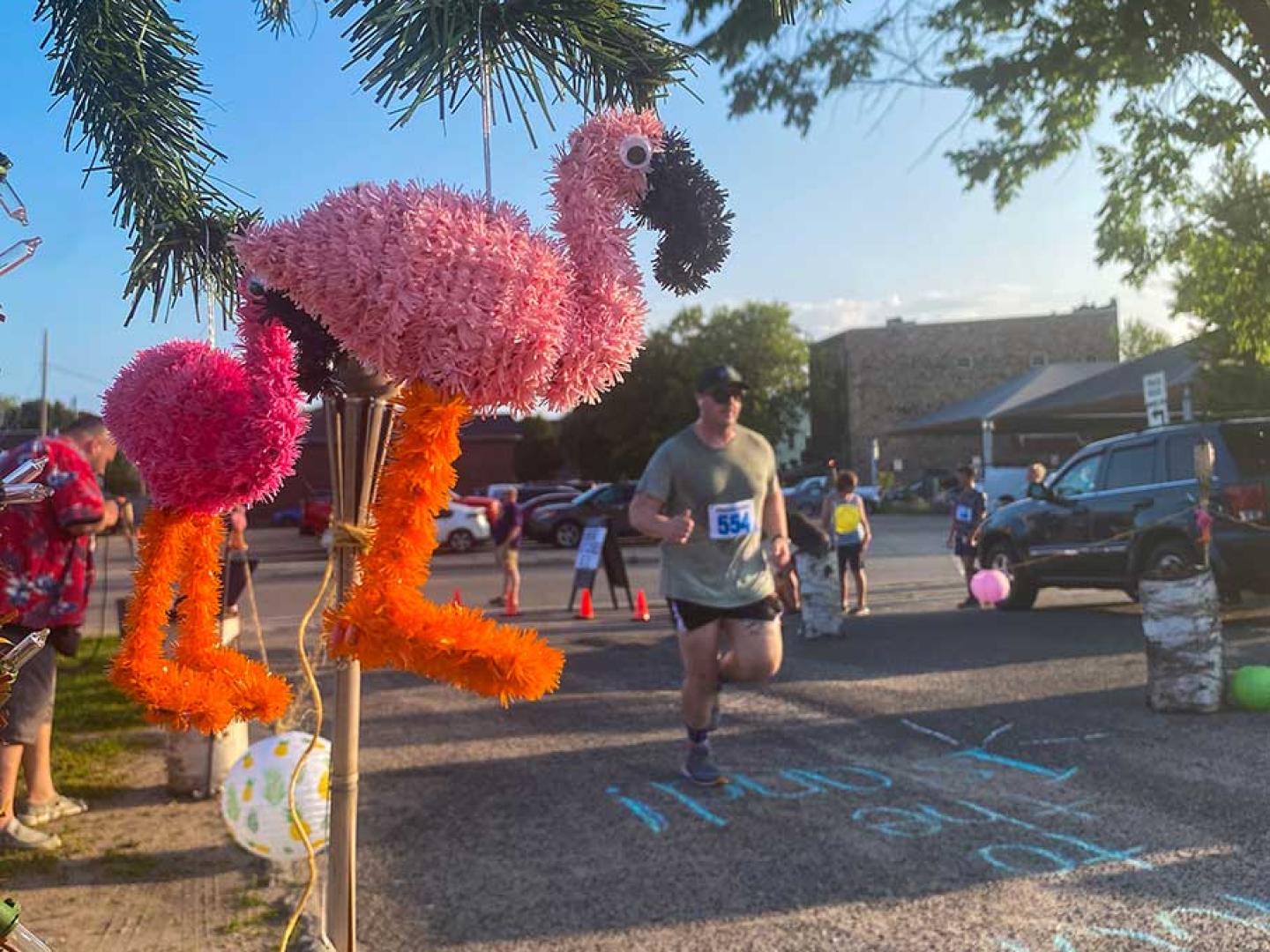 ミシガン州スー・セント・マリーで開催された 7 ブリッジズ 7 ブルーズラン / ウォークでのデコレーションとランナー