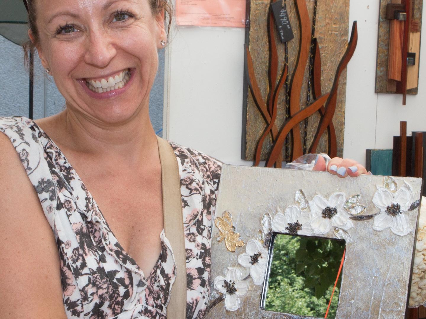 在纽约罗切斯特玉米山夏季艺术节，一位艺术家正在展示画作