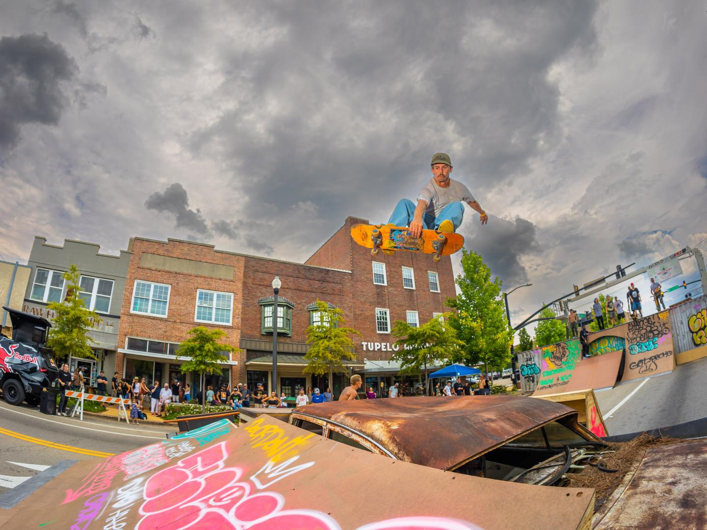 Un skater realiza destrezas en el Change Fest en Tupelo, Mississippi