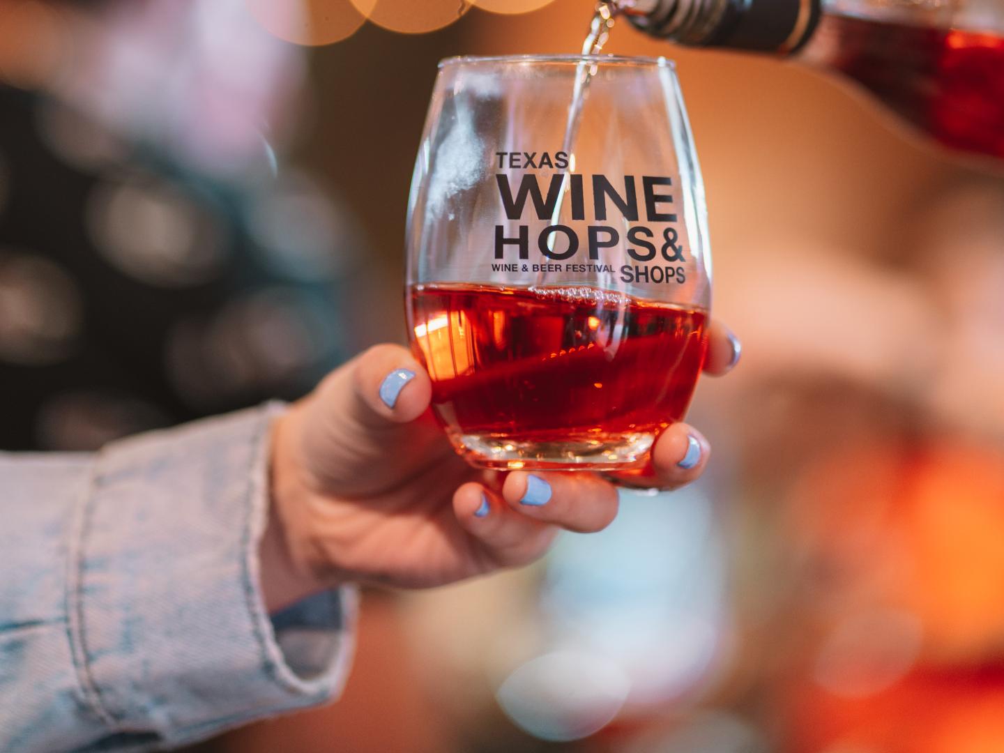 テキサス州ラボックで開催されるテキサス・ワイン・ホップ & ショップス・ワイン & ビア・フェスティバルのワイングラスのおみやげ
