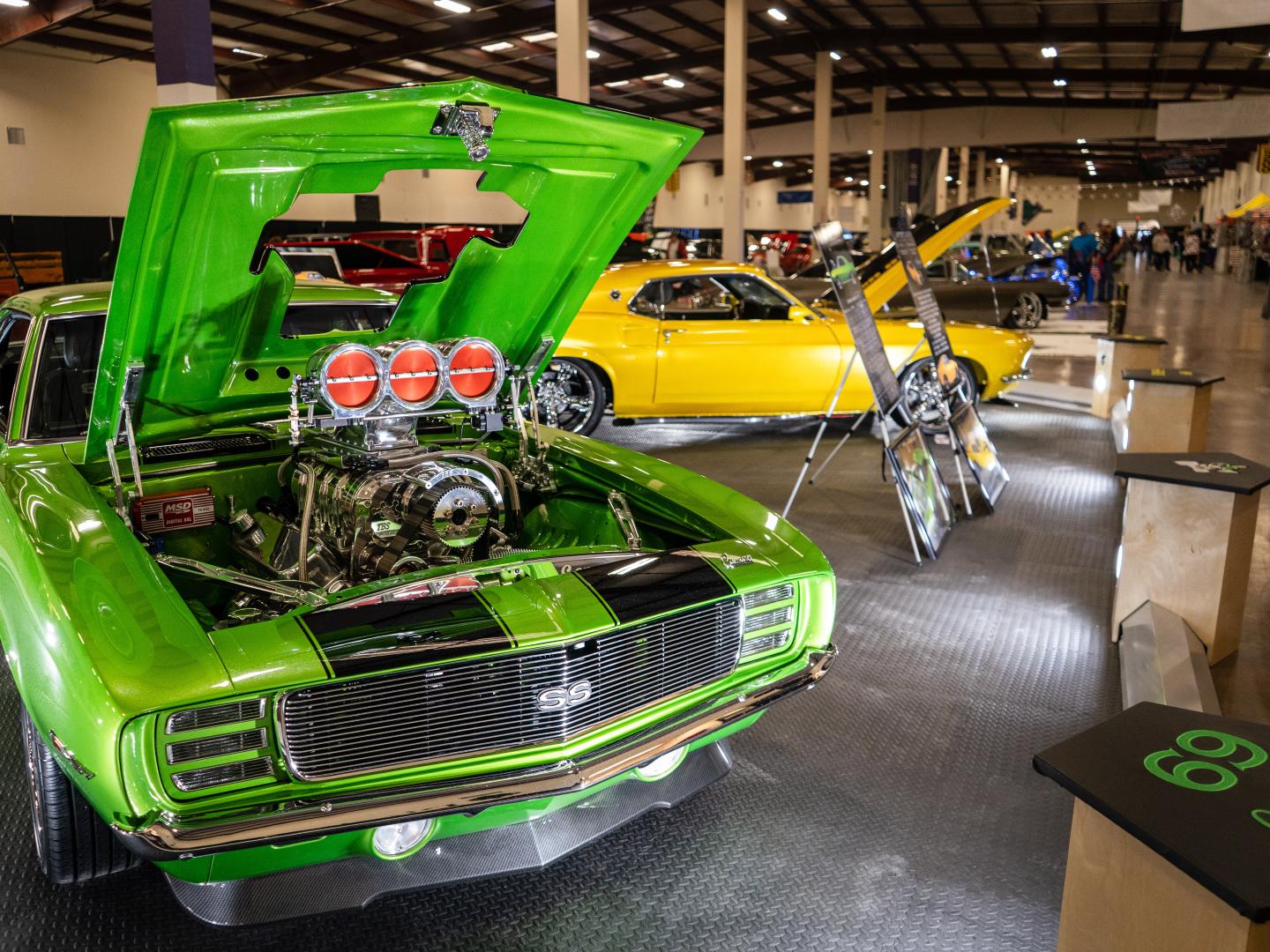 Autos en exhibición en World of Customs Auto Show en Tupelo, Mississippi