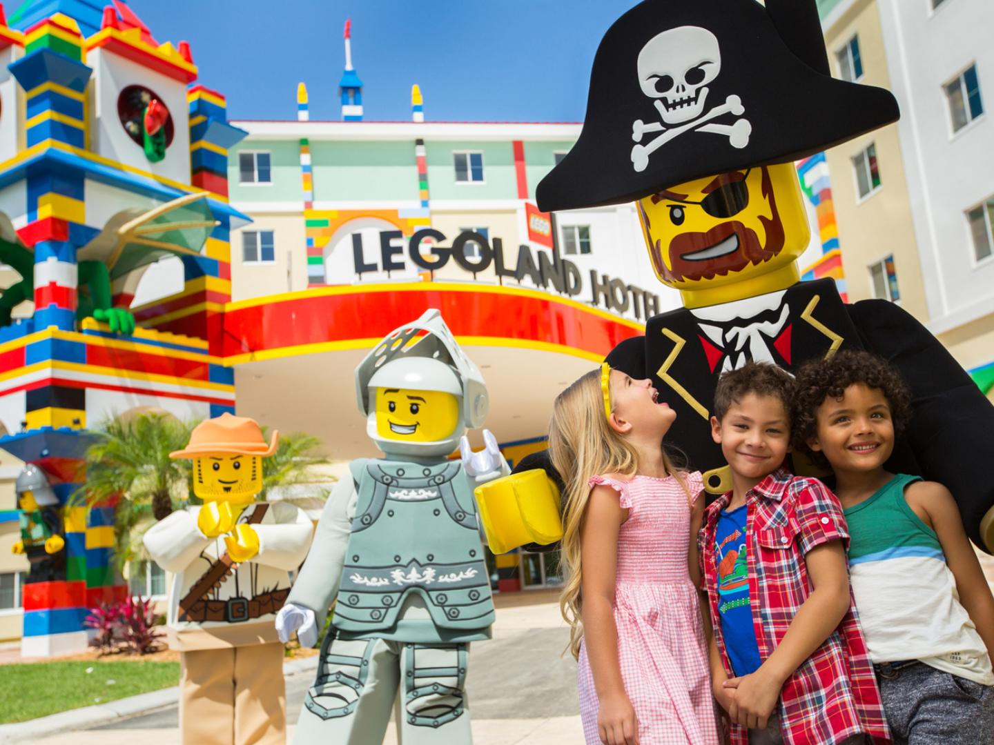 Posando con personajes en LEGOLAND Florida Resort en Winter Haven, Florida