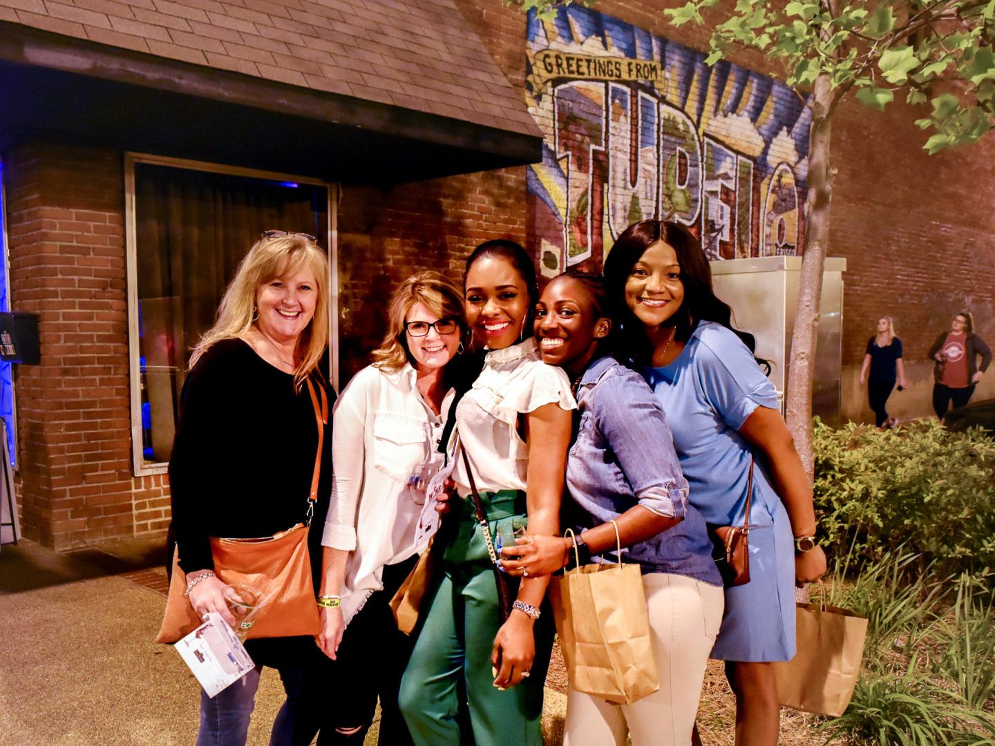 Participantes disfrutando del evento Wine Downtown en Tupelo, Mississippi