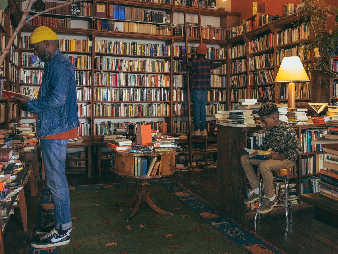 Kunden vor den Bücherregalen von Powell's Books in Portland, Oregon