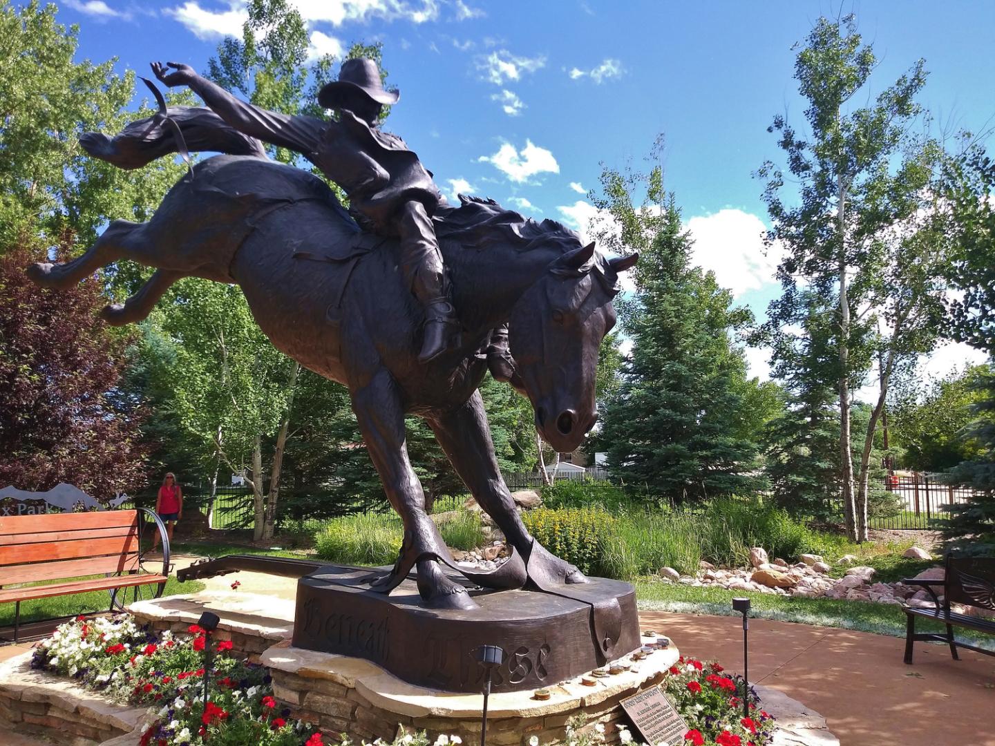 Estátua do renomado cantor country e escultor Chris LeDoux em Buffalo, Wyoming