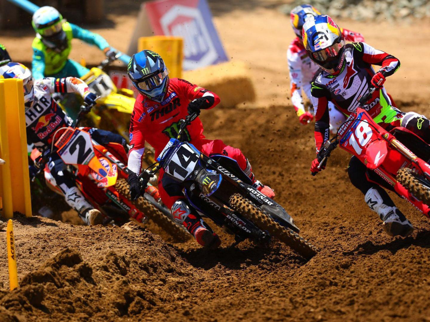 Competidores en el Hangtown Motocross Classic en Rancho Cordova, California
