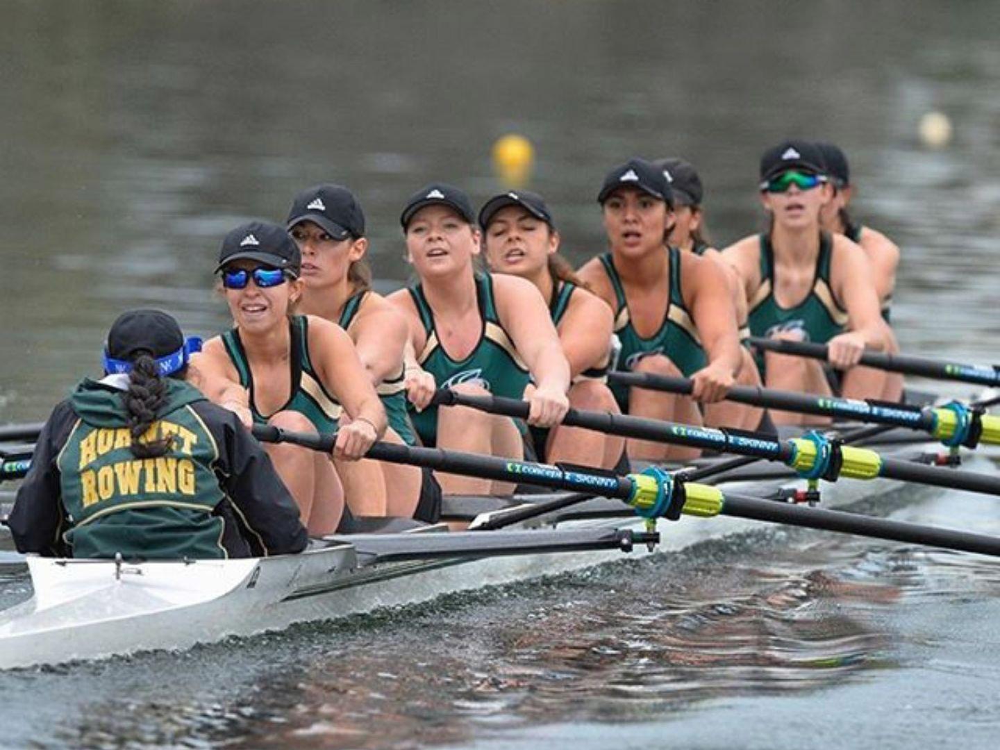 Remeros compiten en la regata Head of the American en Rancho Cordova, California