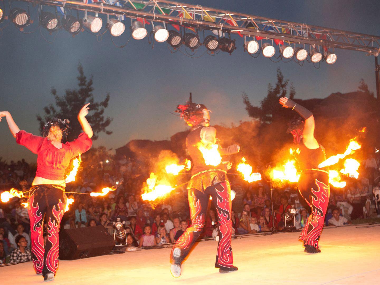 Artistas en el I-Fest International Festival & Wines of the World en Rancho Cordova, California