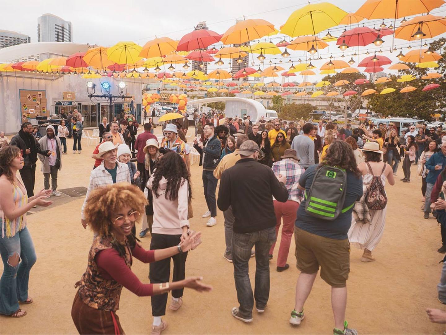 在 Rady Shell 户外表演场地举行的 WOW Festival 狂欢节上跳舞