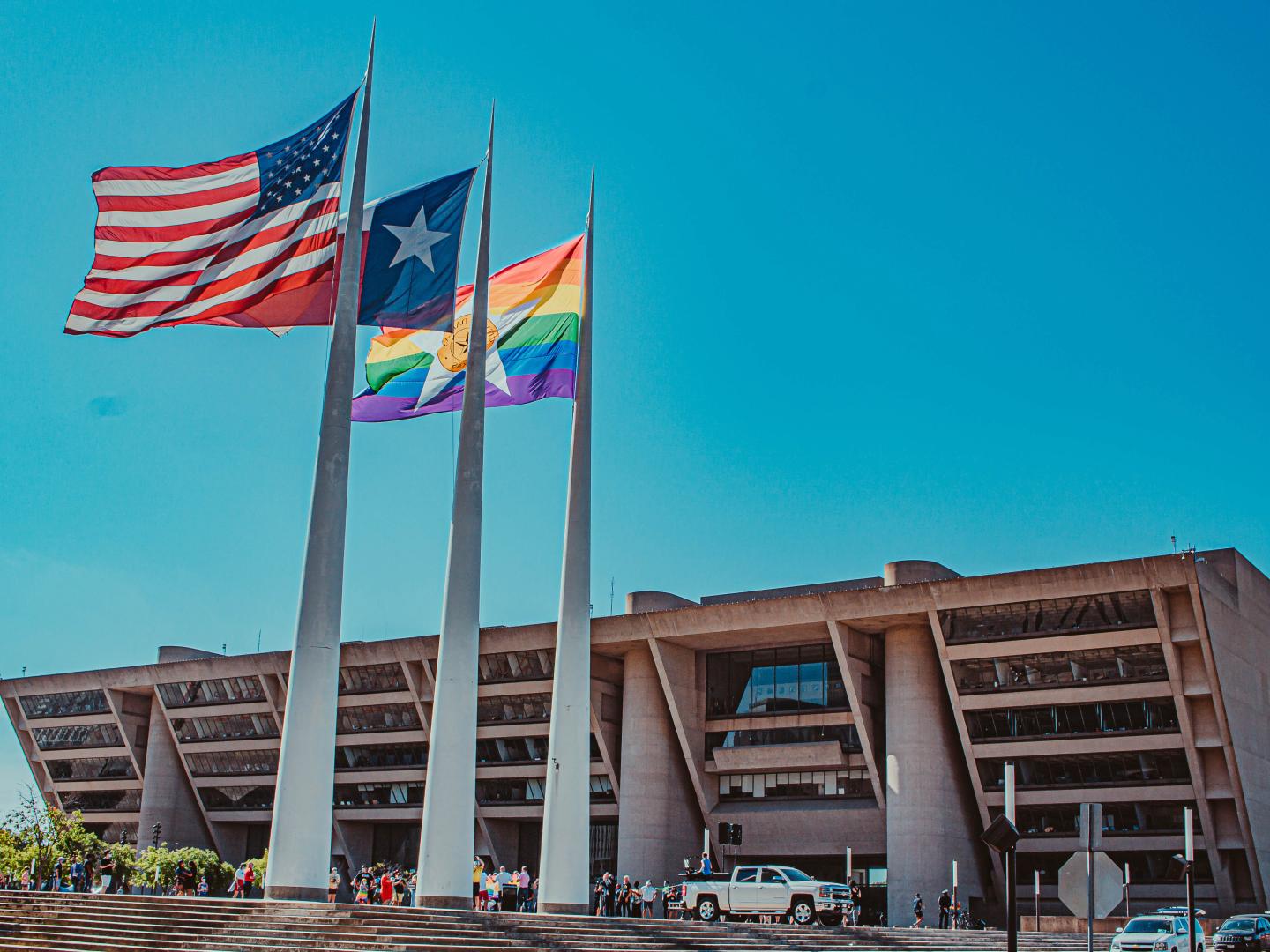 テキサス州ダラスで開催中のダラスプライドで掲げられているレインボーフラッグ