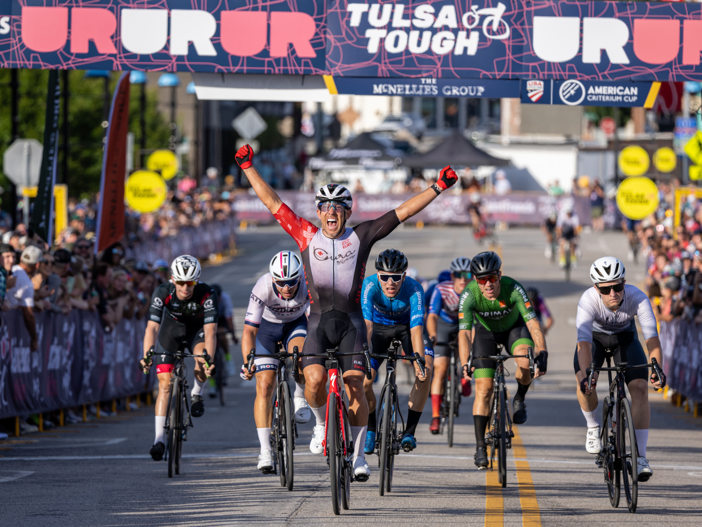 オクラホマ州タルサで開催されるタルサタフ自転車レースに参加するサイクリストたち