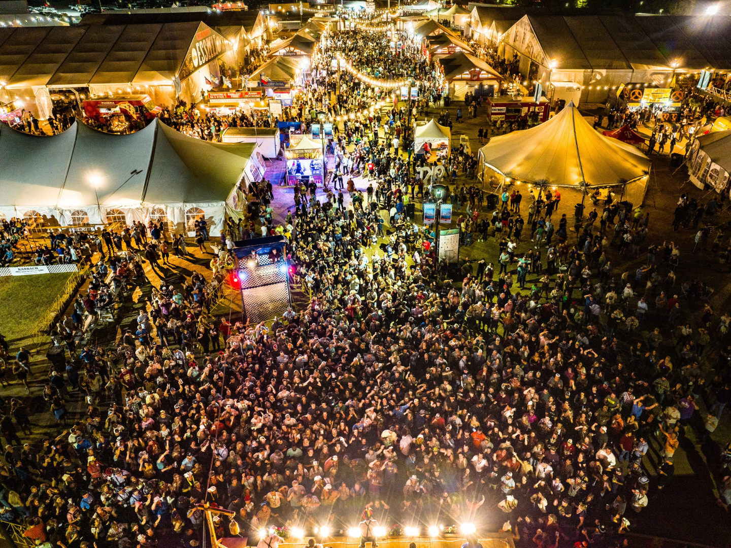 オクラホマ州タルサのタルサオクトーバーフェストで楽しむ夜のエンターテインメント