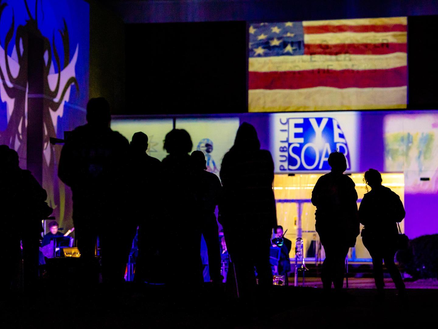 フロリダ州パナマシティでのパブリック・アイ・ソアのフェスティバル開催期間中に映し出されるアートプロジェクション