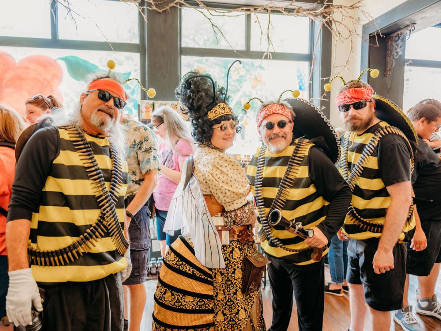 Asistentes disfrazados de abejas en el Honey Festival & Market en Ste. Geneviève, Misuri