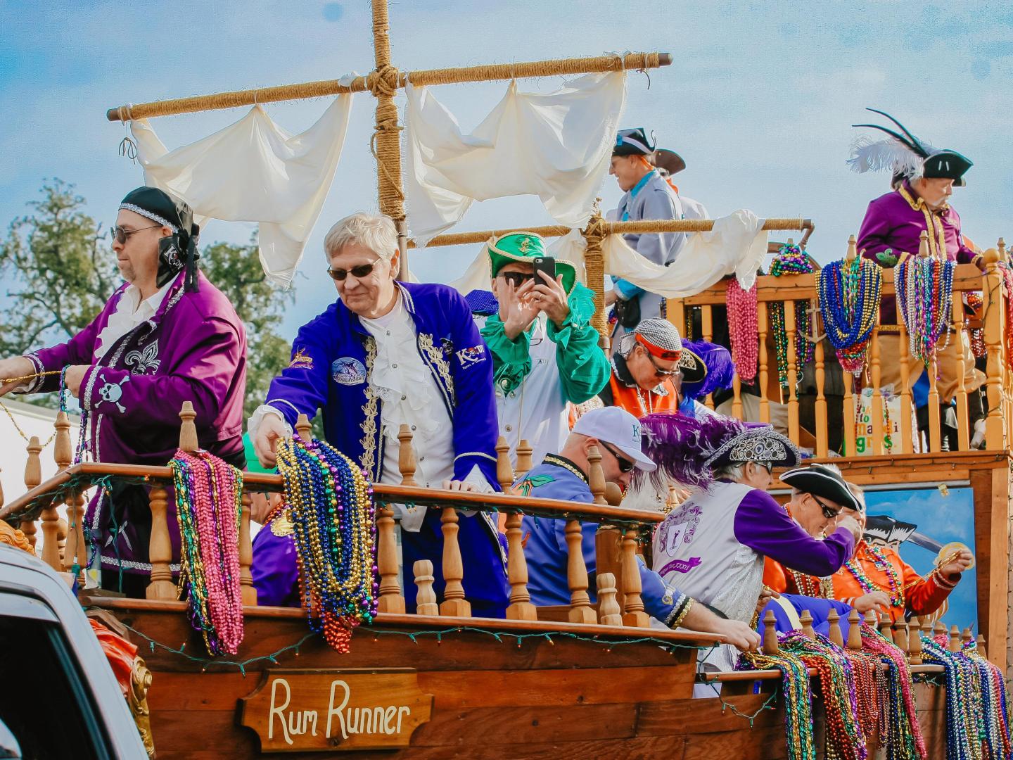 フロリダ州パナマシティで開催される市内最大のマルディグラのお祭りに登場するパレードフロート