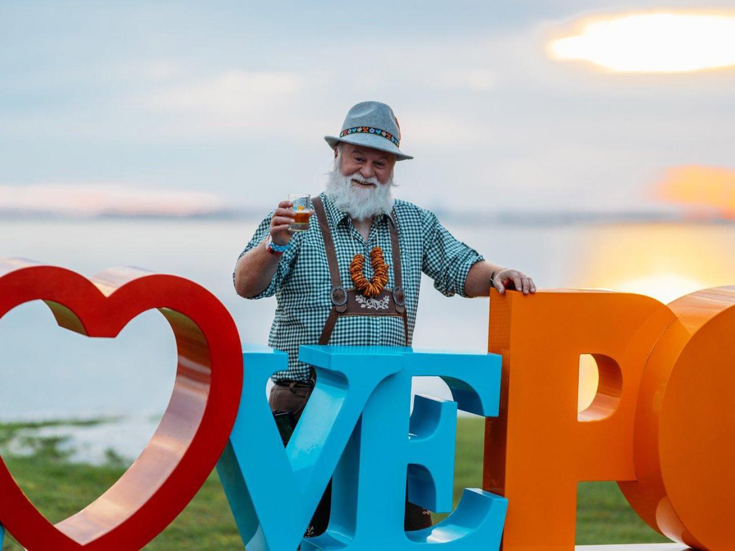 フロリダ州で開催されるダウンタウン・パナマシティ・フォルクスマーチで楽しむクラフトビールと伝統的なドイツ料理