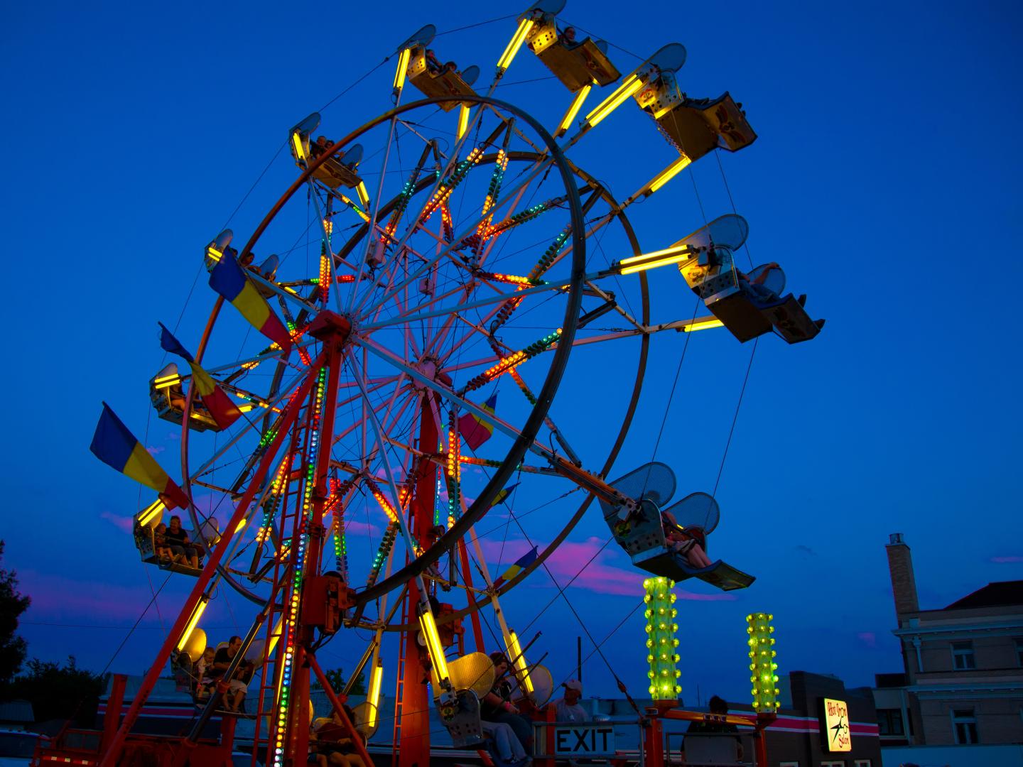 Vista de una rueda de la fortuna de Fulton Street Fair en Fulton, Misuri