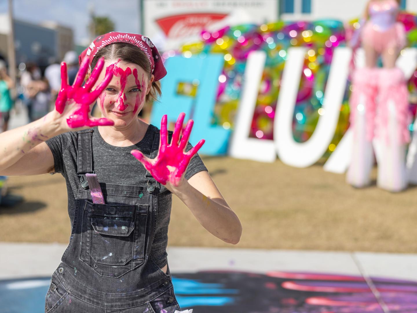 フロリダ州パナマシティで開催される FLLUXE アーツフェスティバルでペインティング体験