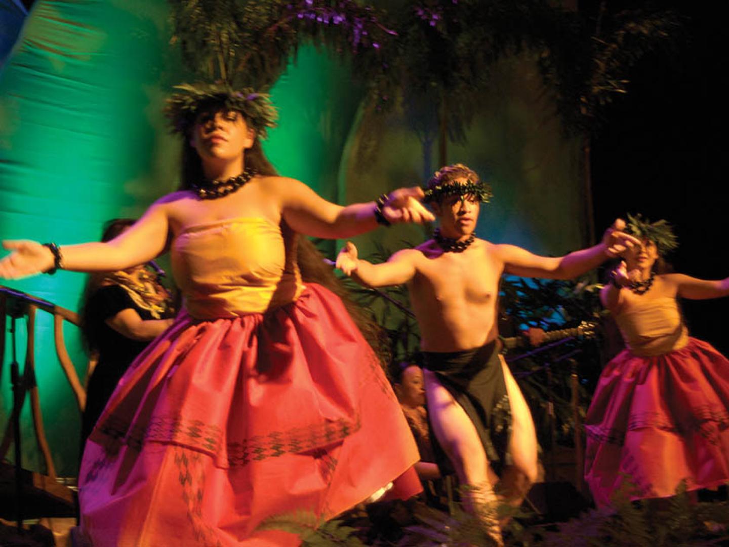 Artistas bailando durante el evento anual Celebration of the Arts en Kapalua, Hawái