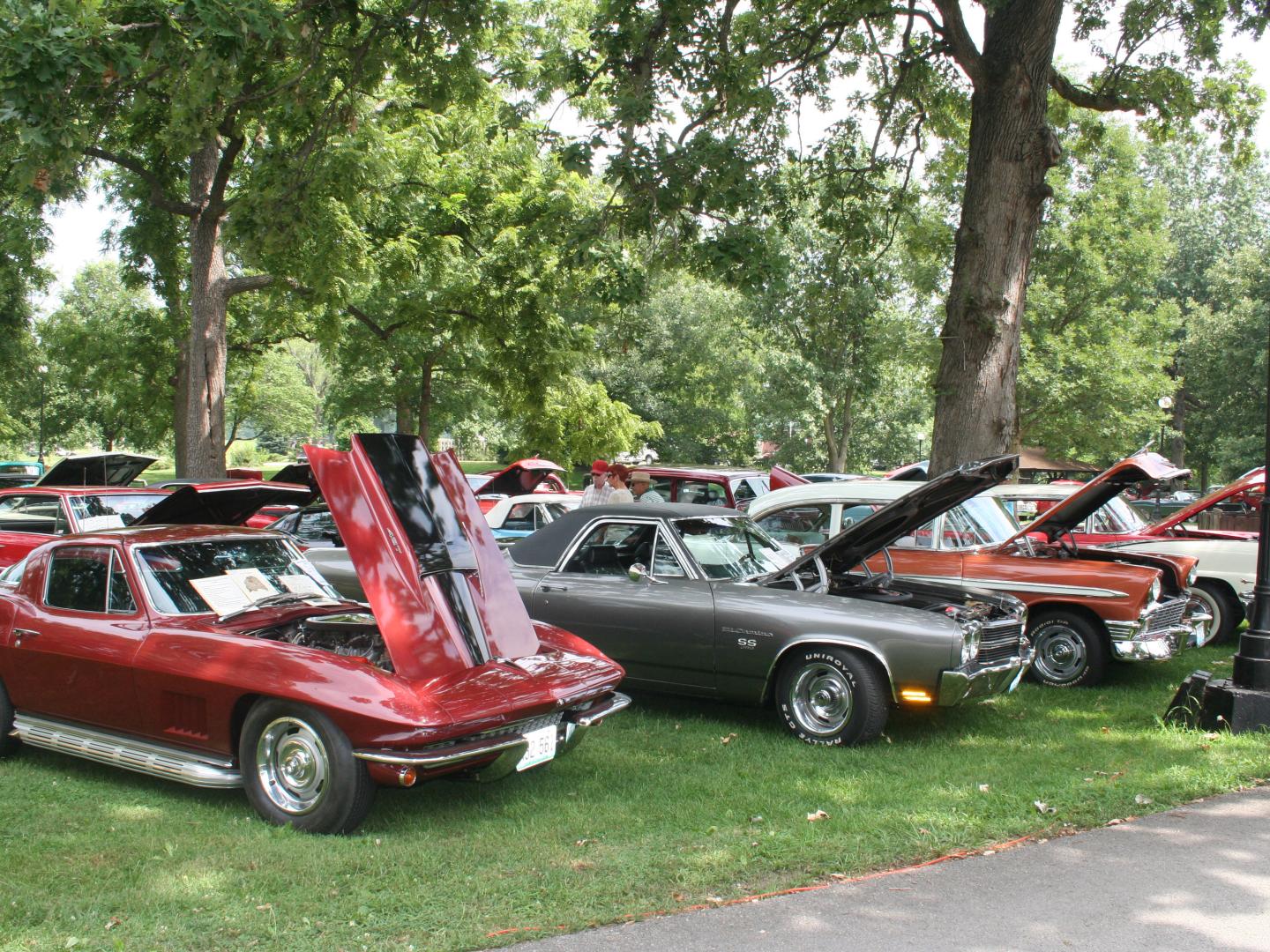 Autos en el Cruise Night and Car Show en Chillicothe, Misuri