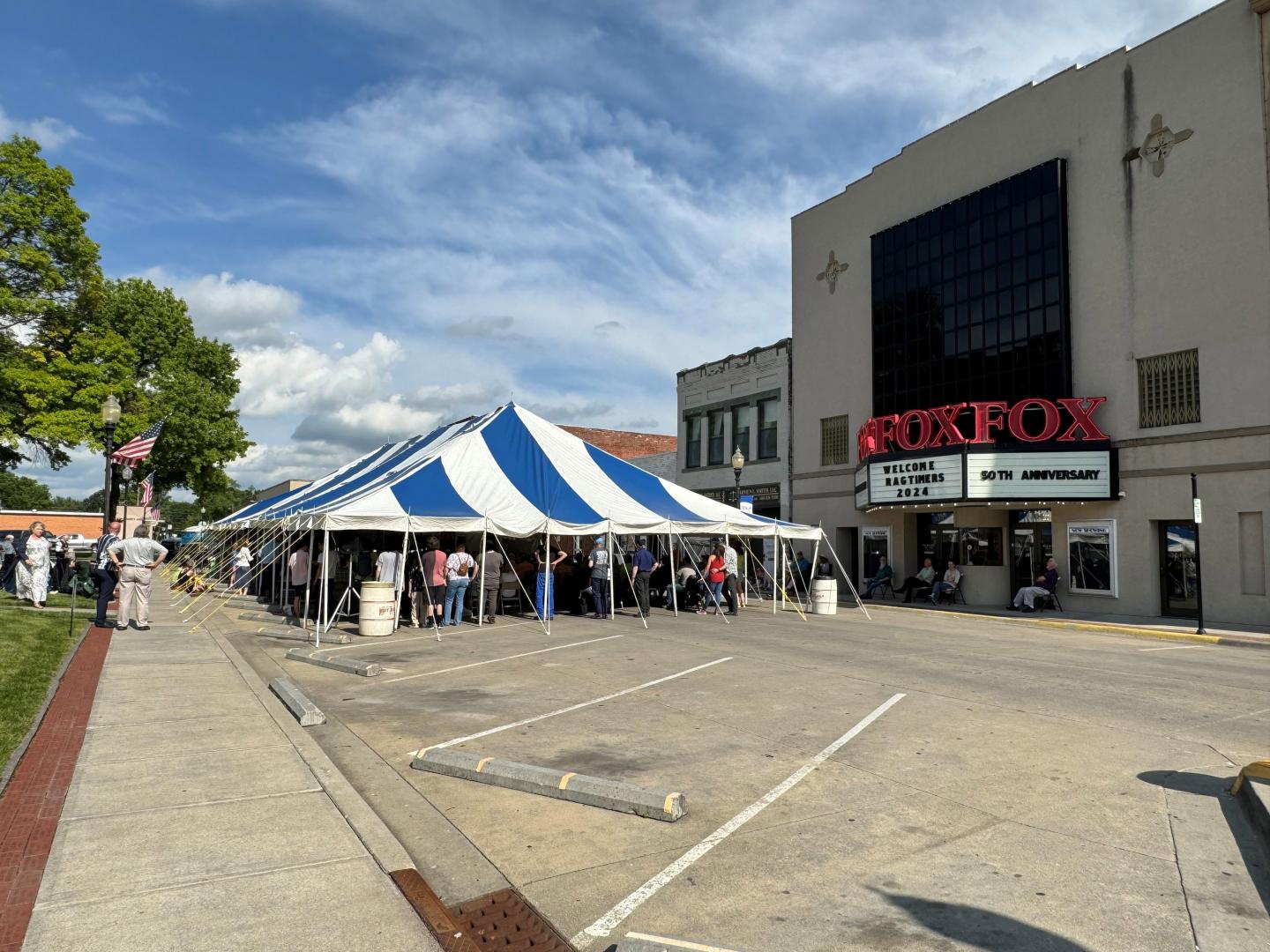 Una multitud se reúne fuera del Fox Theatre Event Center en Sedalia, Misuri, durante el Scott Joplin International Ragtime Festival