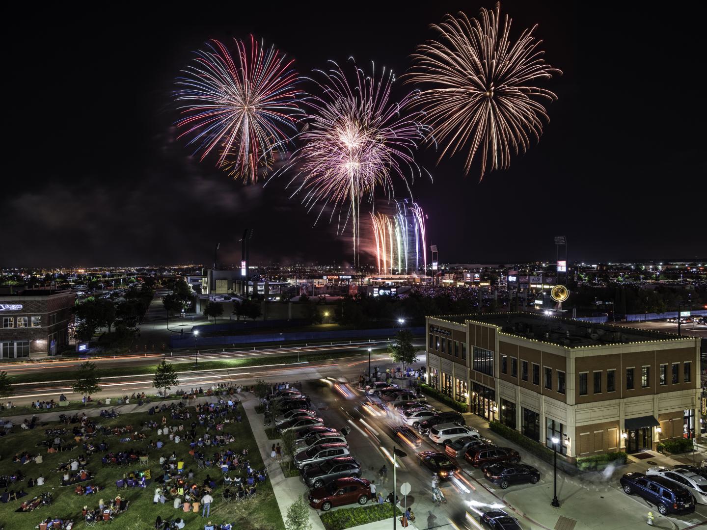 El espectáculo de fuegos artificiales durante el Frisco Freedom Fest en Texas.
