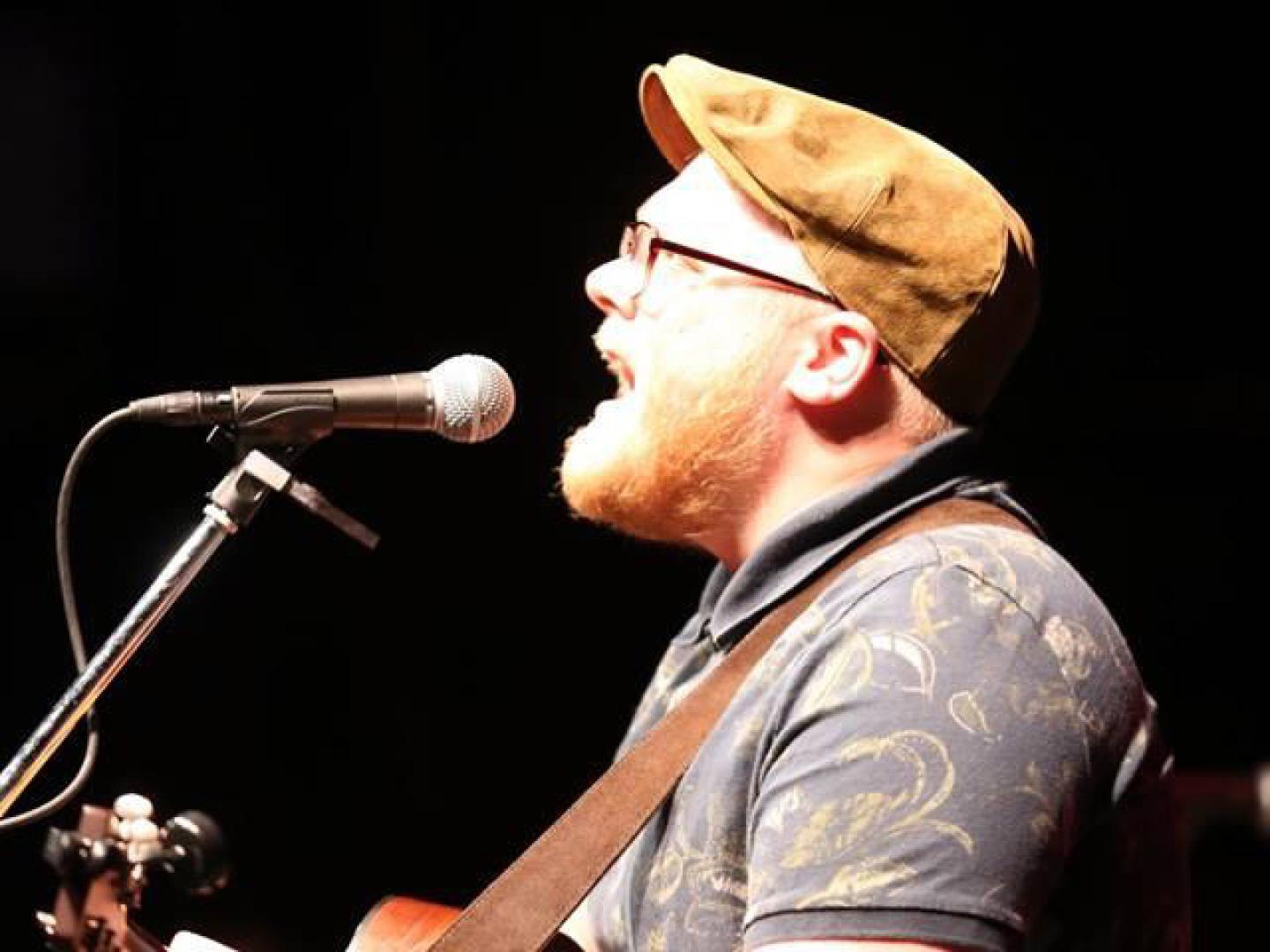 フロリダ州パナマシティで開催されるバックステージパスのコンサートで演奏するミュージシャン