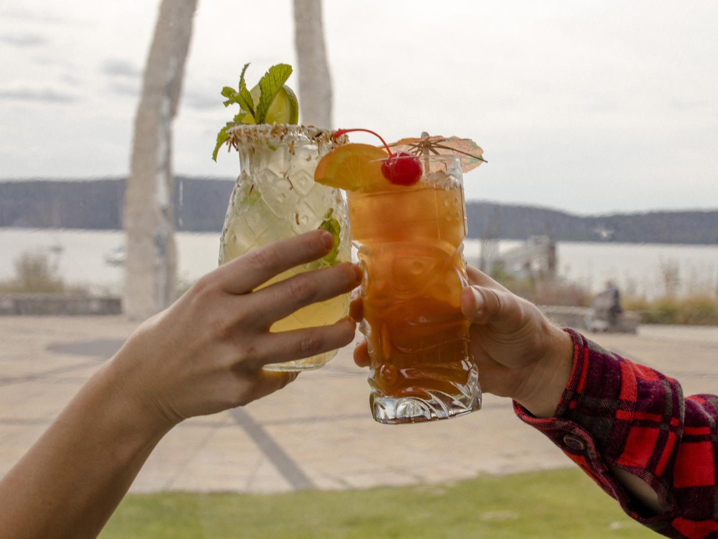 宾客在纽约州威彻斯特郡《威彻斯特杂志》美食美酒节上举杯畅饮精调鸡尾酒