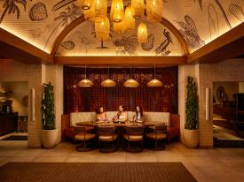 フロリダ州デルレイビーチにあるレストラン、ライオンフィッシュで食事をする友人達