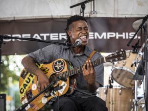 センター・フォー・サザン・フォークロア・フェスティバルでのライブパフォーマンス