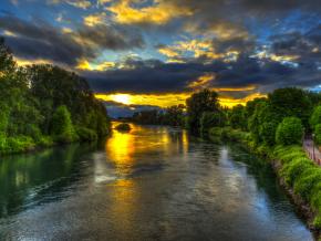 Farbenspiel über dem Fluss am Willamette River Bike Path