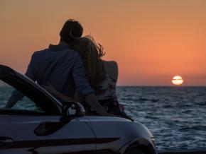 Una pareja cenando con vistas panorámicas desde The Canopy, en el Birchwood, situado en el centro de St. Petersburg, Florida