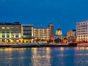 Luces centelleantes del centro costero