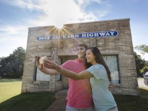 Selfie no lado externo do Muscle Shoals Sound Studio, no Alabama Selfie no lado externo do Muscle Shoals Sound Studio, no Alabama