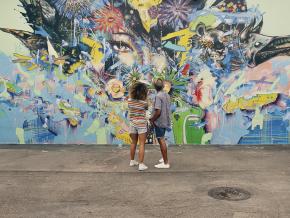 在怀恩伍德创意区观看街头艺术