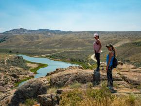 Olhando do alto do North Platte River no Fremont Canyon, Wyoming