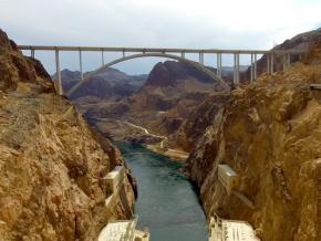 俯瞰内华达州拉斯维加斯城外的胡佛水坝