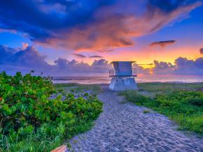 Un colorido amanecer hace que la playa sea aún más hermosa en Hobe Sound
