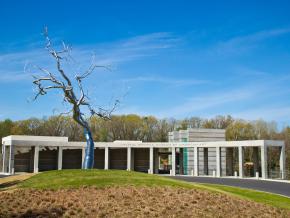 水晶桥美国艺术博物馆大门口的雕塑